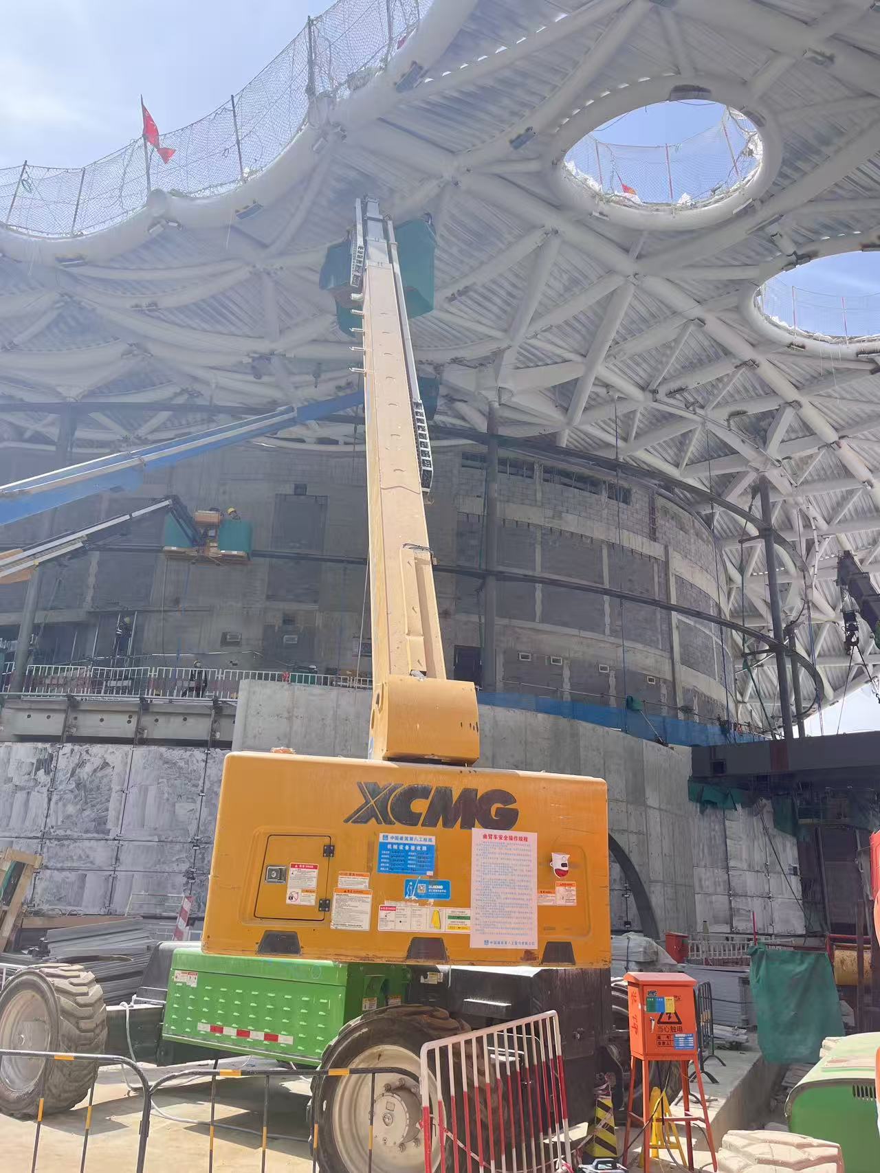 云端起舞！凯发k8一触即发高空作业平台助力雄安“财富之门”幕墙精准“换装”