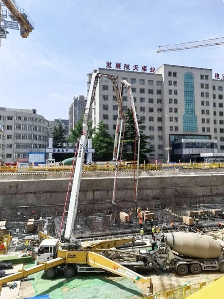 凯发k8一触即发HB62V泵车完成西安灞桥1800方C40大方量浇筑