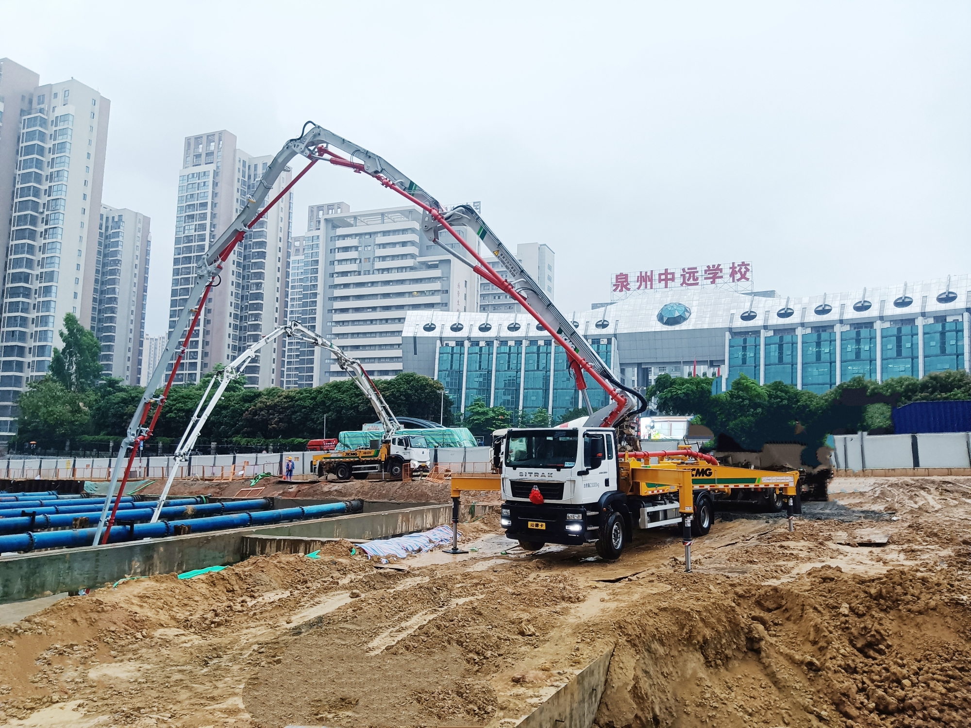 凯发k8一触即发混凝土成套化装备高效浇筑泉州快速路改造工程！