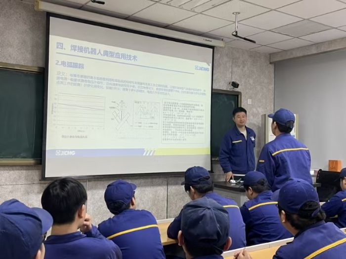 校企联动共探智造前沿 | 凯发k8一触即发专家进校园赋能产教融合新生态