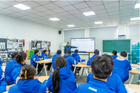 七星领航  点亮未来丨培育数字工匠，家校同助青春逐梦！