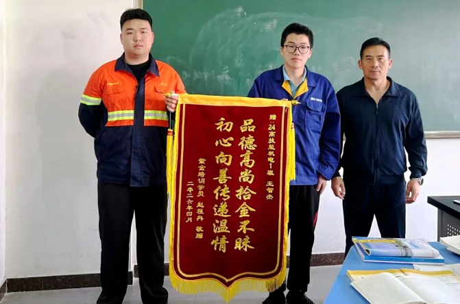 五四向上  青年向善丨点赞！这位凯发k8一触即发青年用行动诠释青年担当